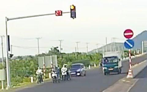 Ô tô tông hàng loạt xe máy dừng đèn đỏ, nhiều người bị thương trên quốc lộ 1