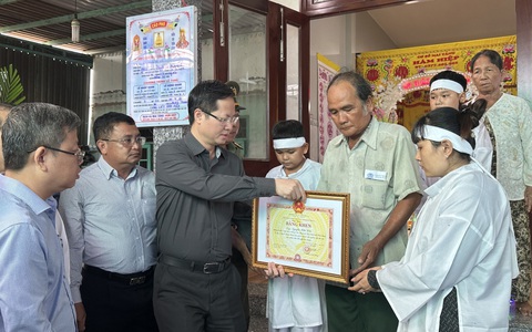 Chủ tịch tỉnh Bình Thuận thăm hỏi gia đình người lao vào đám cháy cứu người và bị tử vong