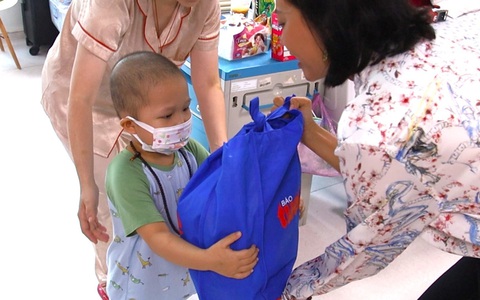 Trao quà trung thu cho bệnh nhi ung thư