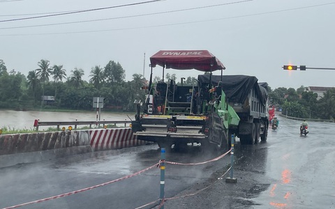 Dân thắc mắc trời mưa vẫn thảm nhựa đường có đúng kỹ thuật?