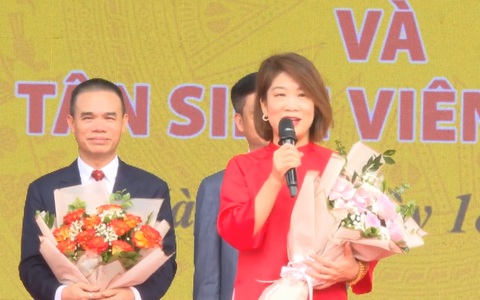 Video thầy cô giáo chào tân sinh viên bằng 13 thứ tiếng gây sốt mạng xã hội