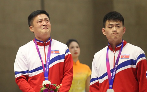 Xạ thủ Triều Tiên khóc nức nở khi thấy Hàn Quốc lãnh huy chương vàng
