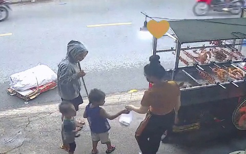 Cô chủ tốt bụng cho 3 mẹ con nhặt ve chai hộp cút nướng