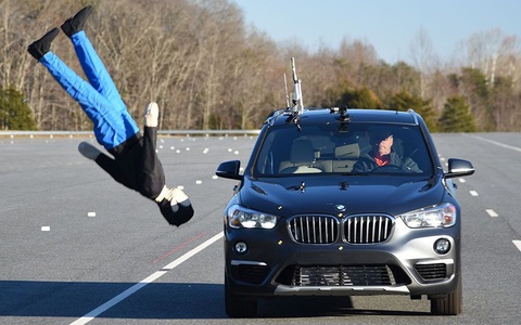 SUV và bán tải gây tai nạn giao thông, nguy hiểm cho người đi bộ?