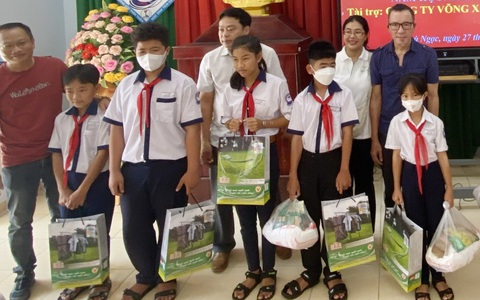 Trao quà trung thu cho trẻ 'nhà không chạm đất'