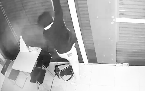 Tạm giữ hai nghi phạm đu dây vào nhiều cửa hàng lấy trộm điện thoại, máy tính
