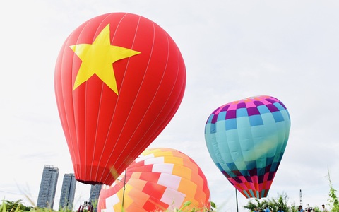 Đến bờ sông Sài Gòn ngắm khinh khí cầu dịp lễ 2-9