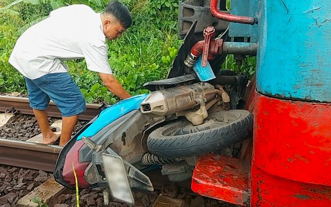 Tàu hỏa va chạm xe máy, đôi nam nữ bị tông văng, chết tại chỗ
