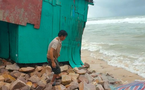 Mưa to, sóng lớn gây sạt lở gần 20 căn nhà ở Phú Quốc
