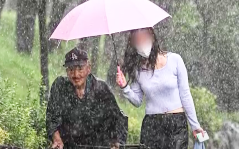 Lan tỏa hình ảnh cô gái trẻ nhường dù cho cụ già đẩy xe rác