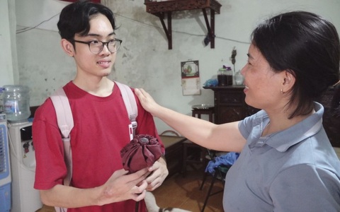 Tú 'lò cò' vào đại học, mơ trở thành lập trình viên