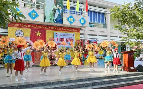 Học sinh tiểu học làm DJ ngày khai giảng: 'Các con nhảy múa vui vẻ còn hơn ngồi một chỗ'
