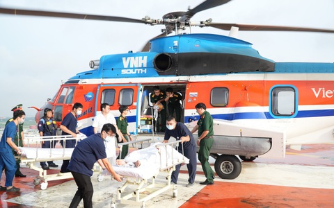 Máy bay trực thăng đưa 3 ngư dân gặp nạn ở Trường Sa về đất liền điều trị