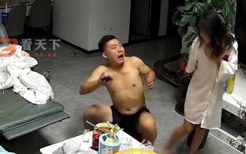 Chồng hoảng hồn vì tưởng vợ là ma