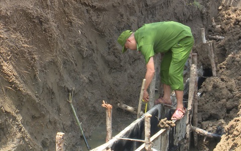 Sạt đất khi thi công móng khu tái định cư, 1 người chết