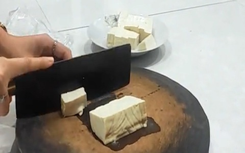 Cô gái thái đậu hũ như chặt thịt gà