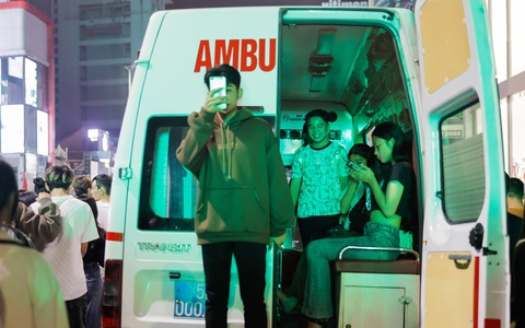 Nhiều bạn trẻ ngất xỉu khi chen xem nhạc hội chào năm mới ở Huế