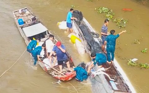 Chìm 23 tấn gạo do lật ghe ở Vĩnh Long
