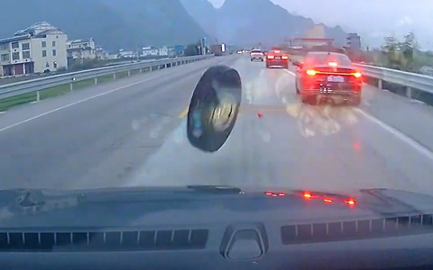 Xe container văng bánh khi đang chạy, ô tô đi ngược chiều 'lãnh đủ'