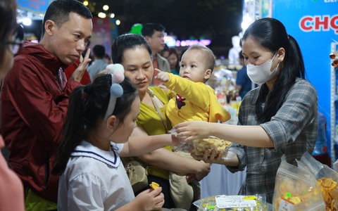 Hàng ngàn lao động khó khăn mua sắm tại chợ Tết công đoàn