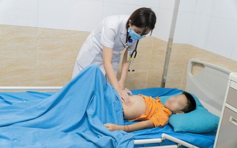 Cẩn thận phát ban viêm mao mạch dị ứng biến chứng nội tạng đe dọa tính mạng trẻ em