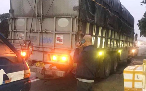 Xe tải đang chạy bị rơi bánh làm hai cháu nhỏ tử vong
