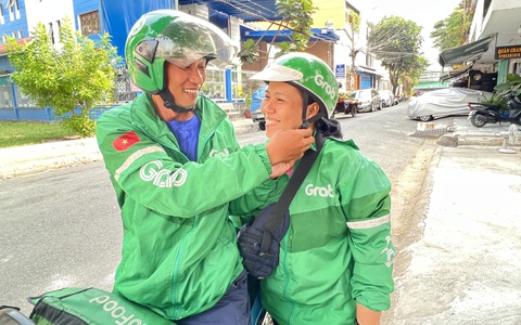 Vợ chồng tài xế công nghệ đón Tết