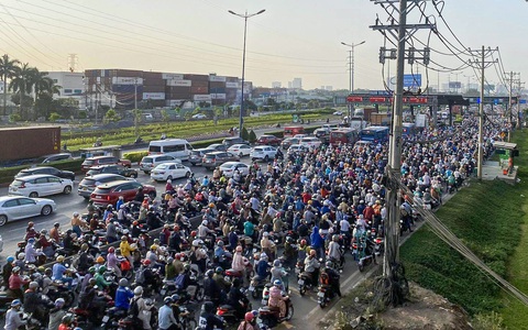 Phê bình Sumitomo - Cienco 6 và thầu phụ vì thi công cầu bộ hành metro gây tắc đường