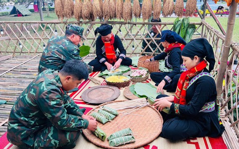 Ăn chè lam, ngồi nhà sàn người Tày ngay Hoàng thành Thăng Long