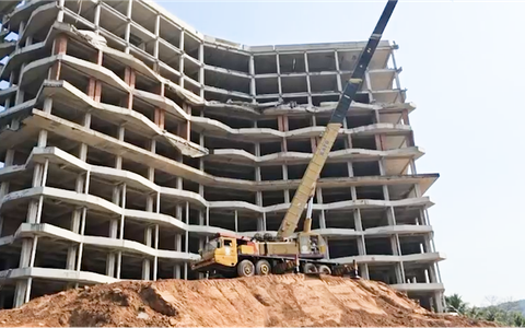 Đang tháo dỡ tòa nhà 12 tầng xây trái phép ở cửa ngõ trung tâm Phú Quốc