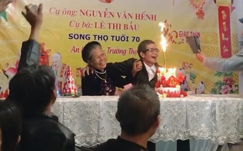 Cụ bà ngượng ngùng khi chồng ôm trong lễ mừng thọ