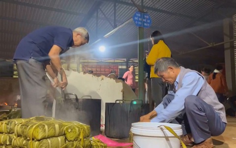 Góc nhìn trưa nay: Gói bánh chưng, trao yêu thương ngày Tết