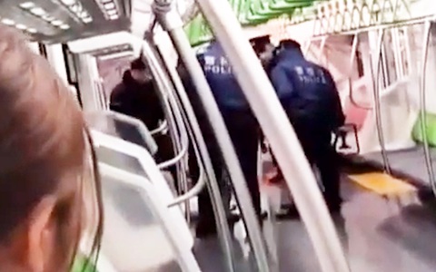 Cô gái trẻ đâm 4 người đàn ông trên tàu điện ngầm ở Nhật