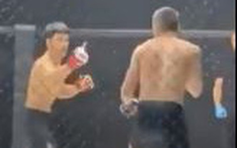 Võ sĩ giơ ngón tay thối rồi hạ knock out đối thủ