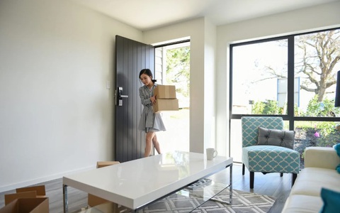 Tiền thuê nhà đắt, 31% thế hệ Z trưởng thành ở Mỹ phải sống cùng cha mẹ