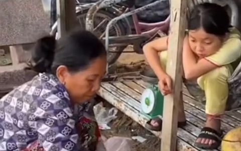 Bà ngoại bực bội khi cháu gái hỏi nhây
