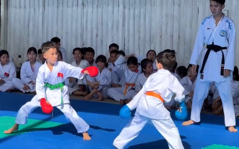 Hai bé trai tỉ thí đấu võ kiểu Châu Tinh Trì