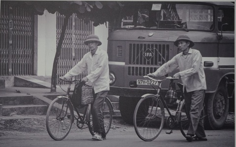 Ai còn nhớ Hà Nội thời đi xe đạp, đội mũ cối, mang dép nhựa, họp chợ giữa đường