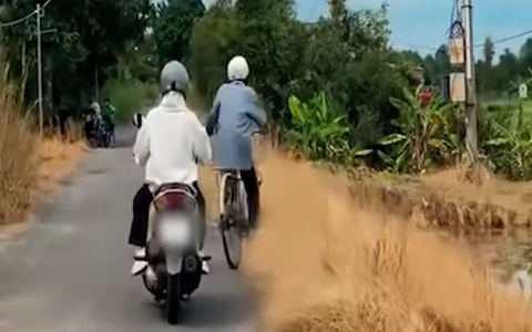 Con gái cười nắc nẻ khi bố say rượu đi xe đạp không vững