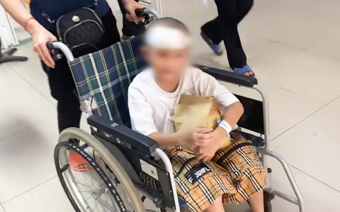 Bé trai bị vùi lấp trong lũ quét Làng Nủ ra viện trên xe lăn