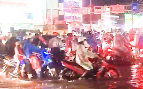 Đường phố Cần Thơ ngập sâu, kẹt xe sau cơn mưa lớn kéo dài 2 giờ