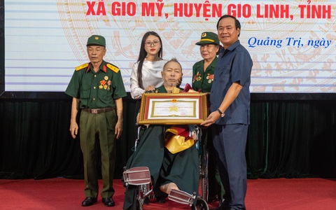 Xúc động lễ phong tặng anh hùng đặc biệt trong bệnh viện
