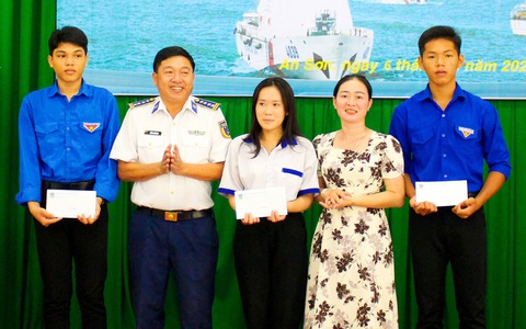 Cảnh sát biển đỡ đầu học sinh nghèo