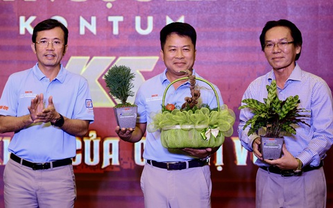 Củ sâm Ngọc Linh hơn 20 năm tuổi được phở Khỏe đấu giá 220 triệu đồng