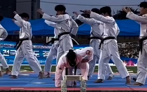 Nữ võ sĩ ngượng đỏ mặt khi trổ tài dùng tay chặt gạch