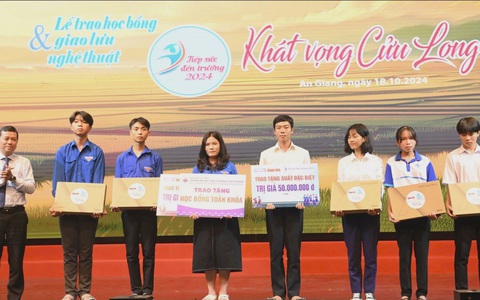 Trao học bổng Tiếp sức đến trường cho tân sinh viên 11 tỉnh, thành miền Tây