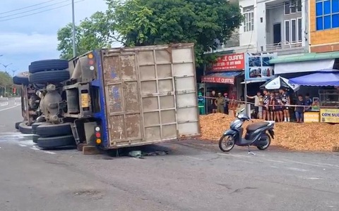 Hiện trường xe tải chở dăm gỗ lật đè chết 3 người giữa trung tâm Quy Nhơn