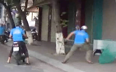 Bắt chó thả rông trên đường phố, bãi biển ở Nha Trang