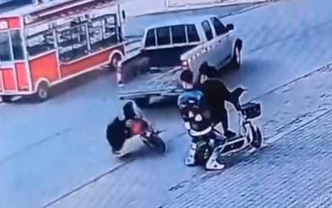 Hai thanh niên ngơ ngác khi được ô tô bán tải 'tặng' cho xe đạp điện
