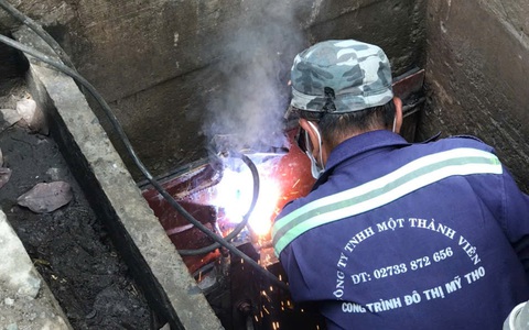 Lắp đặt nhiều nắp cống để ngăn triều cường ngập ở Mỹ Tho